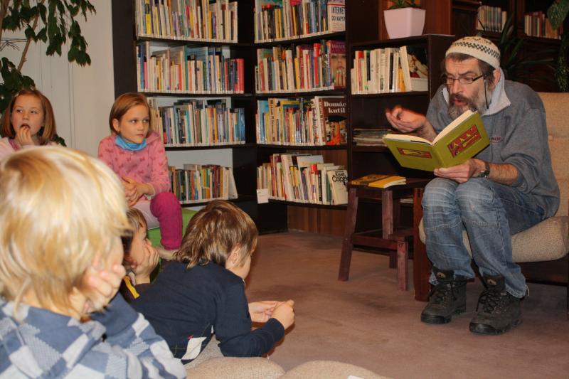 Jaroslav Achab Haidler čte dětem