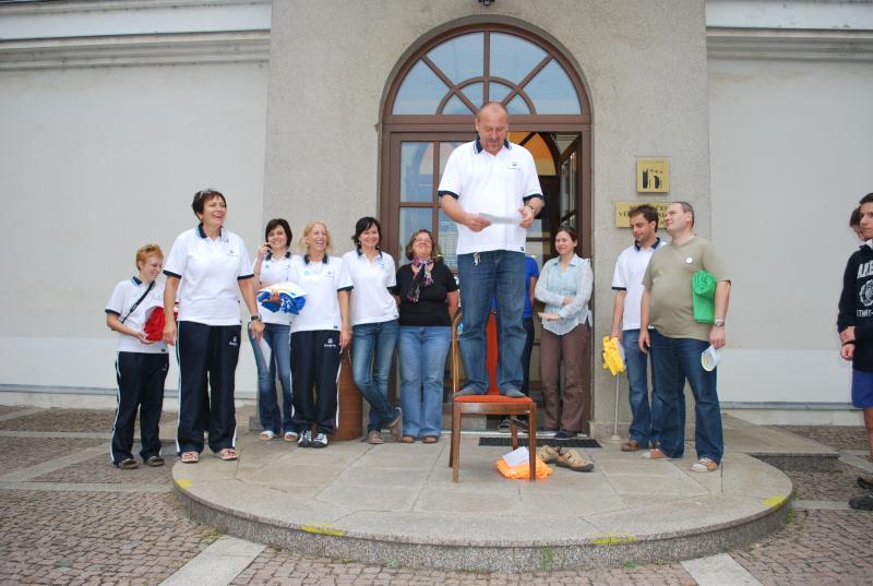 zahájení před budovou knihovny