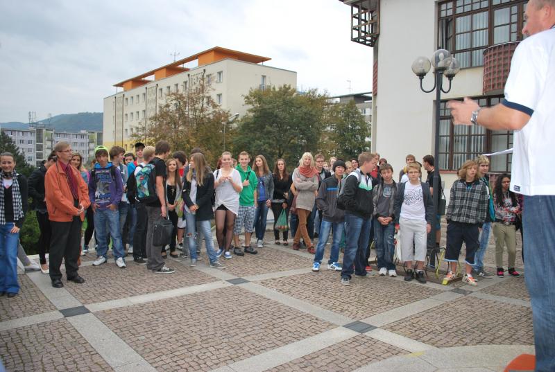zahájení před budovou knihovny